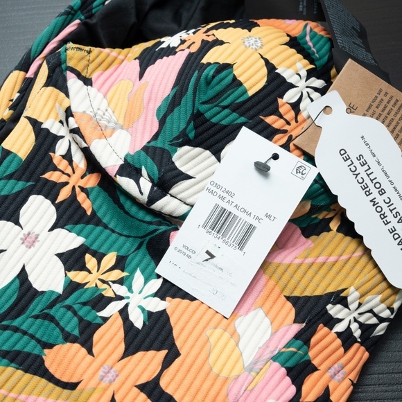 Volcom. Women's Had Me At Aloha One Piece Swimsuit. - Picture 13 of 13